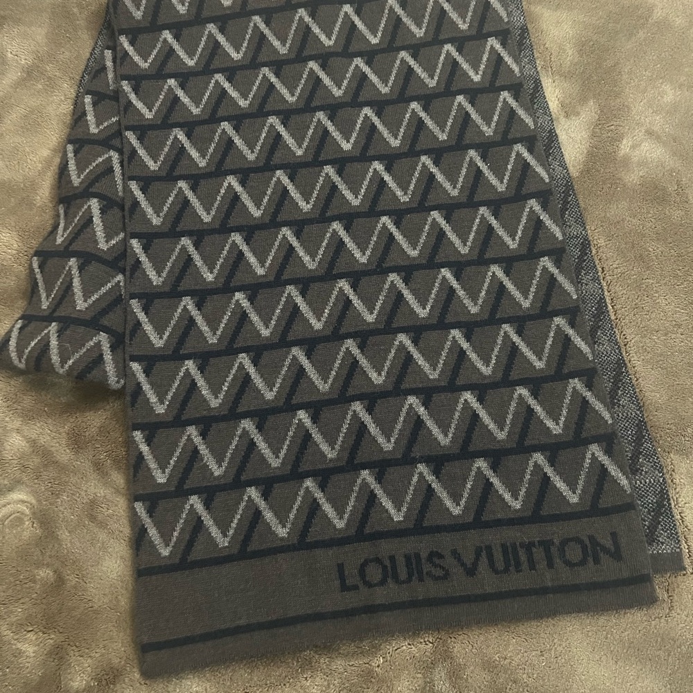 Louis Vuitton scarf - Picture 3 of 5